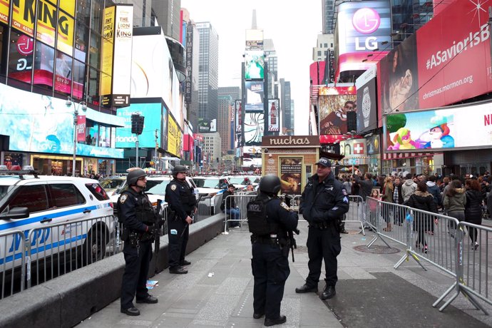 Policías estadounidenses en Times Square (Nueva York)