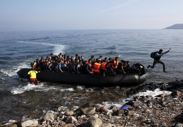 Una embarcación con refugiados llega a la isla griega de Lesbos