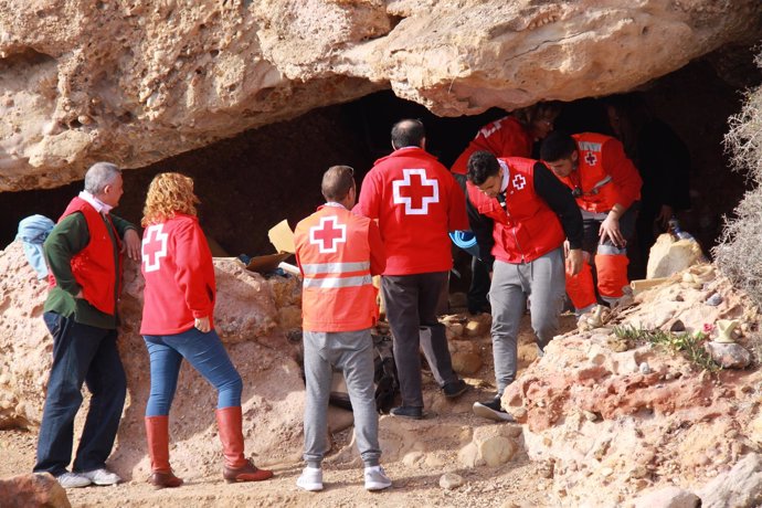 Imagen de la intervención de voluntarios y personal de Cruz Roja en un asentamie