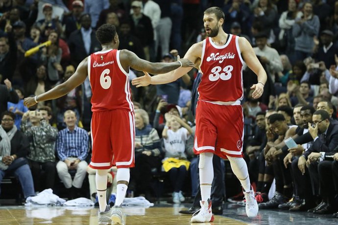 Marc Gasol celebra una canasta con Mario Chalmers