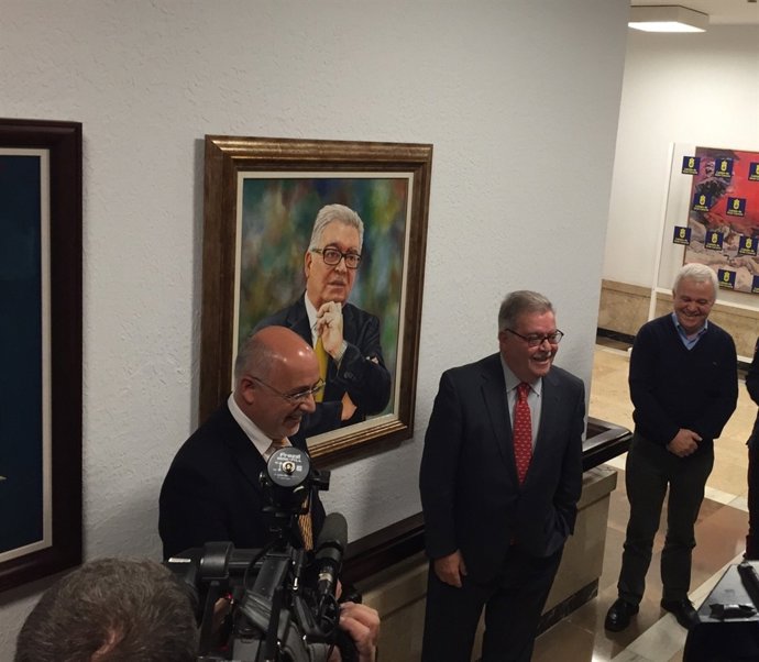 José Miguel Bravo de Laguna ante su retrato