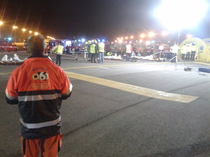 Técnicos del 061 participan en un simulacro en el aeropuerto de Faro (Portugal)