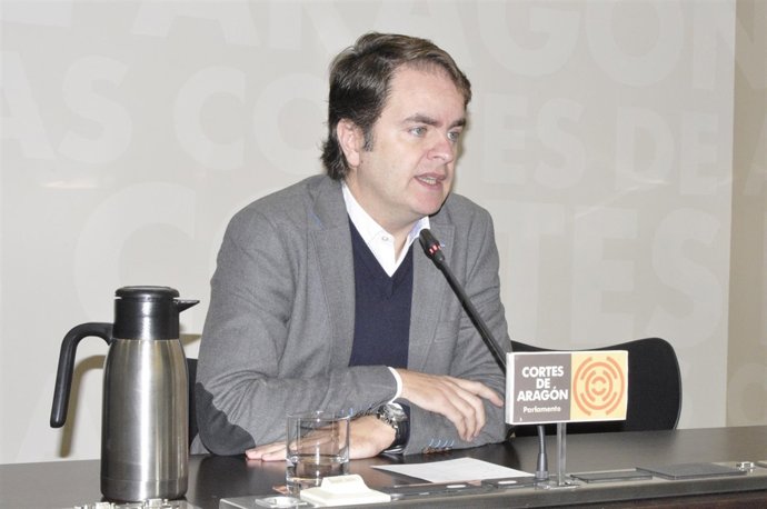 El portavoz del PP, Roberto Bermúdez de Castro, en rueda de prensa en las Cortes