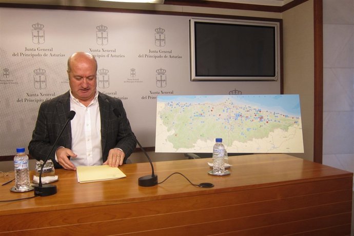 El diputado 'popular' Luis Venta, durante la rueda de prensa.