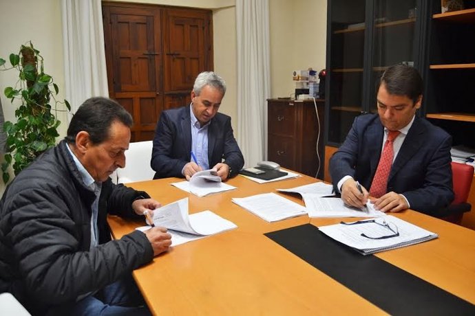 Izquierdo (centro) suscribe los contratos para la reparación de carreteras