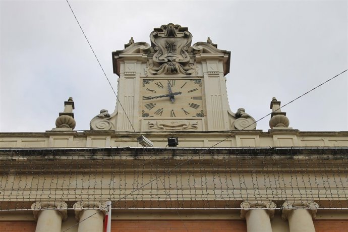 Reloj de la fachada del Ayuntamiento de Huelva. 