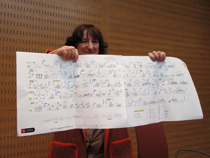 La jefa de fiestas del Icub, Marta Almirall, con la escaleta de la Cabalgata