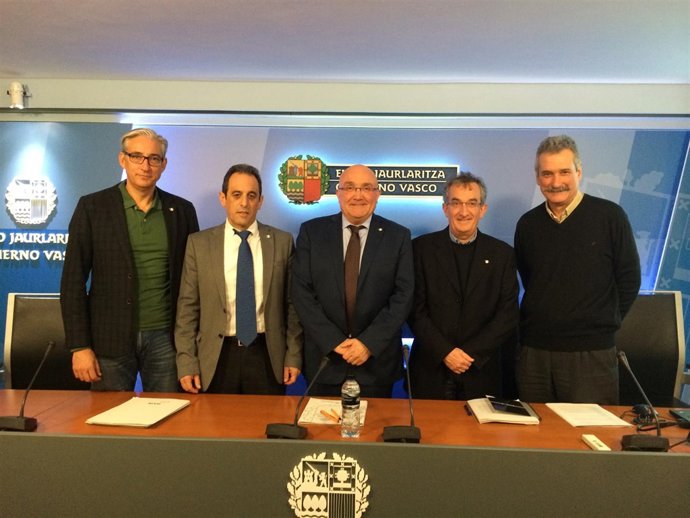 Patxi Baztarrika y representantes de Política Lingüística