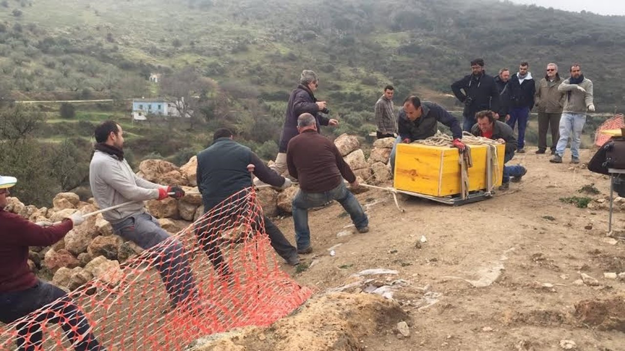 Arqueólogos trasladan el gran sillar de piedra hasta el Museo Arquelógico