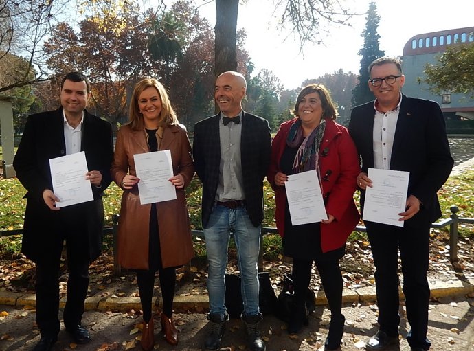 Diputados y senadores del PSOE de Córdoba con su credencial