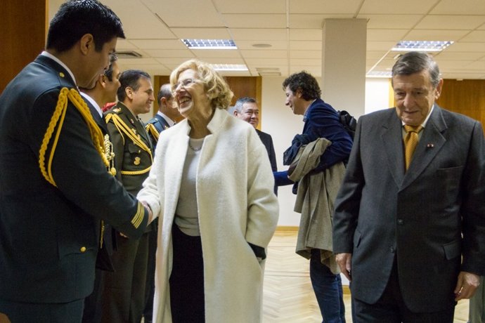 Manuela Carmena recibe el 'Sol de Perú'