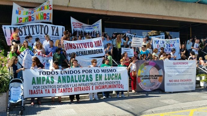 Protesta de padres por las 'caracolas' en Málaga