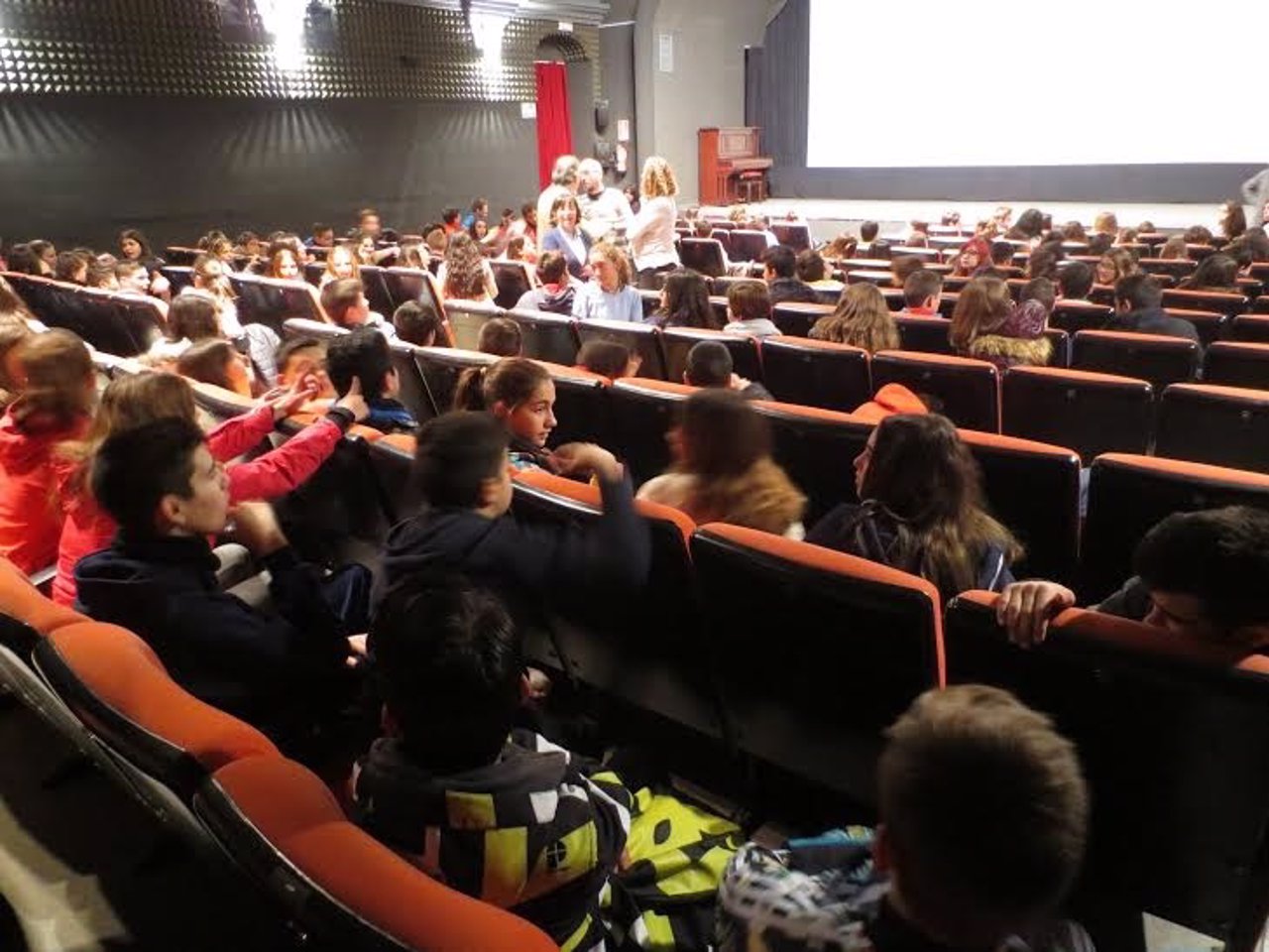 Un grupo de jóvenes asiste a la Filmoteca de Andalucía