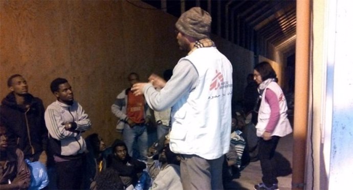 Personal de MSF atiende a refugiados en el centro de recepción de Pozzallo
