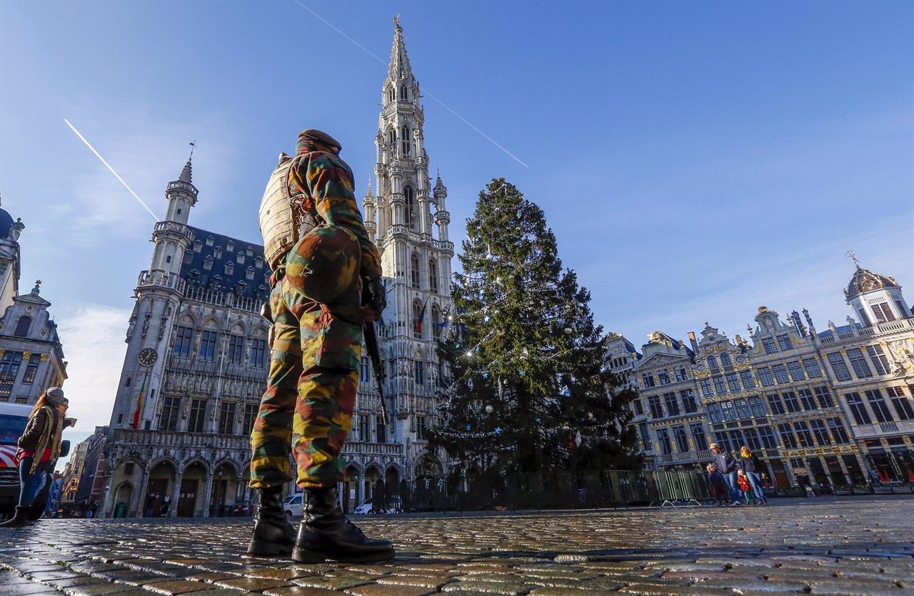 Un soldado belga vigila la Grande Place de Bruselas en noviembre de 2015
