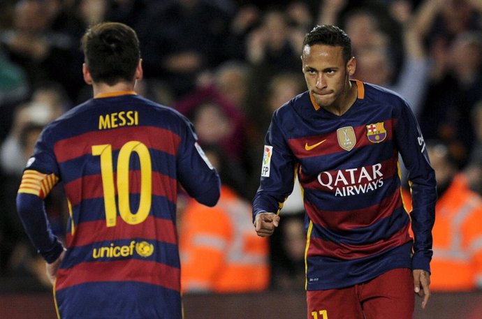 Leo Messi celebra con Neymar su gol ante el Betis