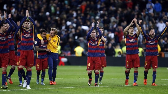 Barcelona Real Madrid aplaudiendo Bernabéu Messi Suárez Alba Piqué Rakitic