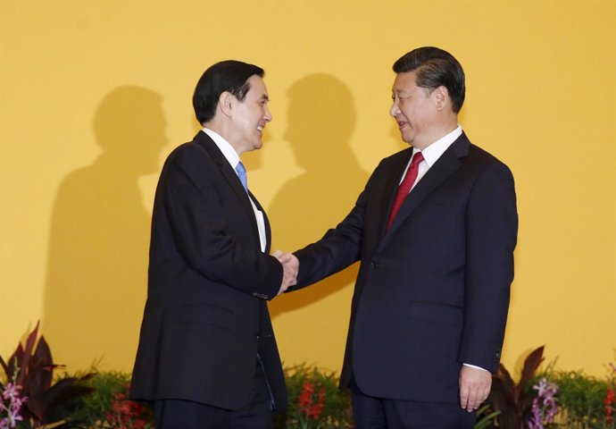 Apretón de manos entre el chino Xi Jinping y el taiwanés Ma Ying Jeou