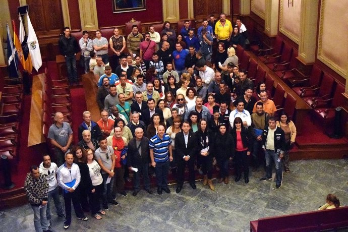 Foto de grupo de las 101 personas que han sido contratadas por el Ayuntamiento