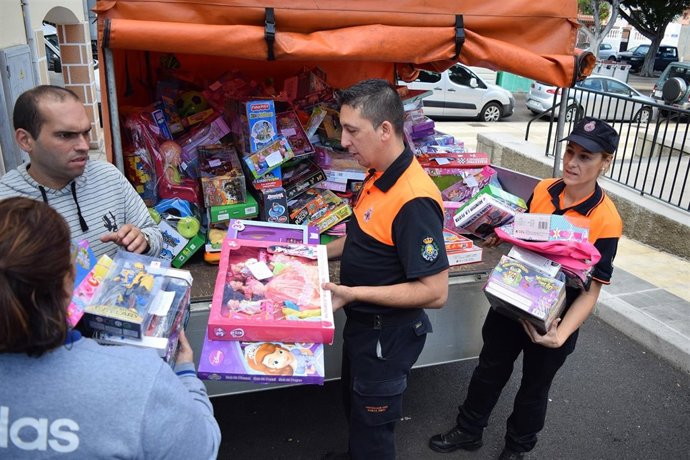 Protección Civil reparte más de 700 juguetes en la capital tinerfeña