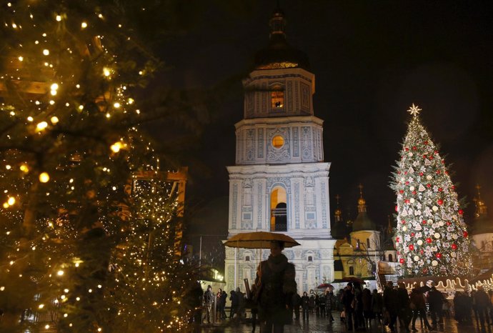 Decoración de Navidad ante la Catedral de Santa Sofía de Kiev