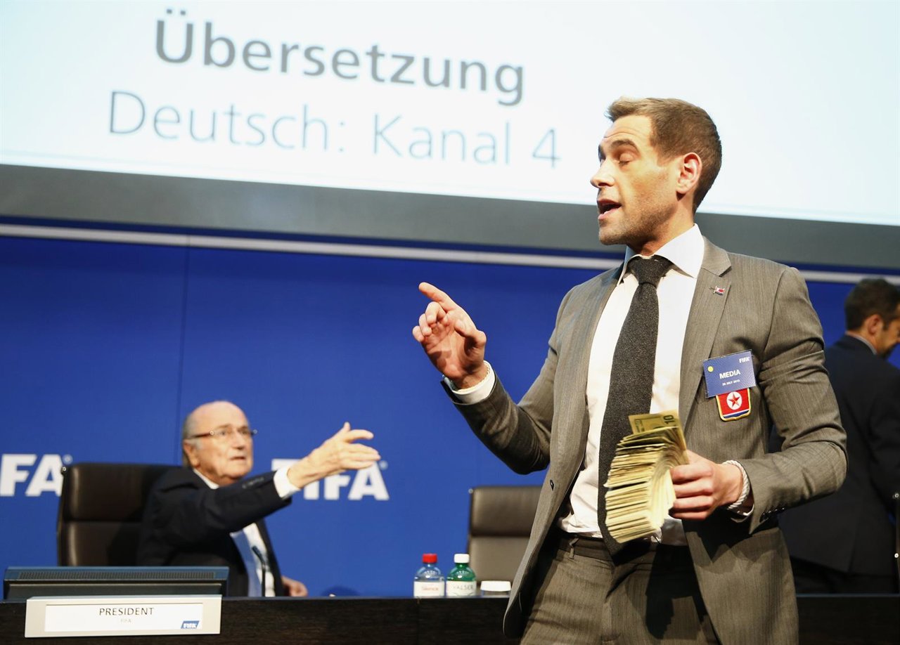 El comediante británcico Lee Nelson antes de arrojar billetes falsos a Blatter