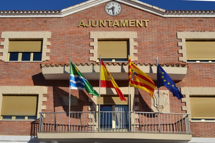 Fachada del Ayuntamiento de Mequinenza (Zaragoza).