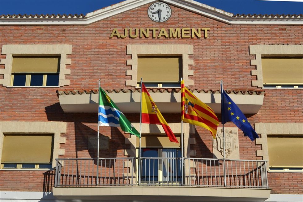 Fachada del Ayuntamiento de Mequinenza (Zaragoza).