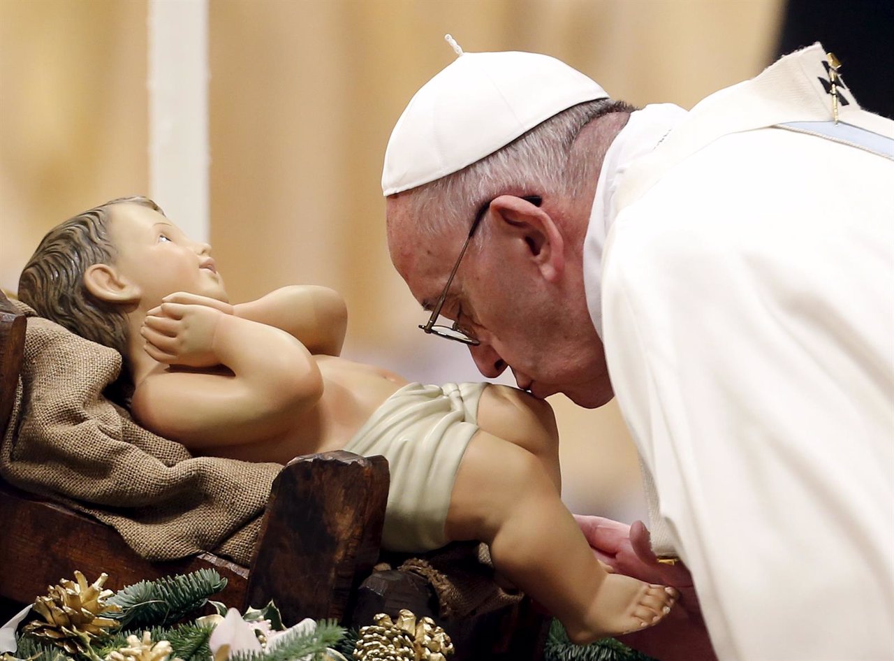 El Papa besa al Niño en la Misa de Año Nuevo en San Pedro