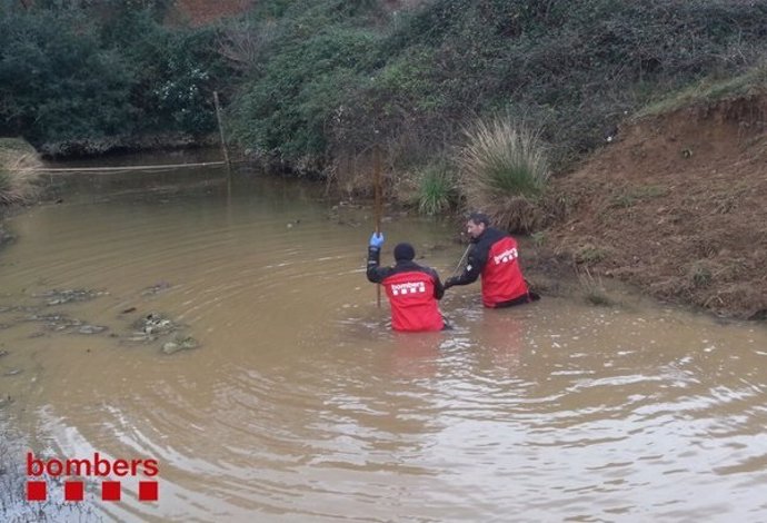 Bomberos investigado en una balsa de agua