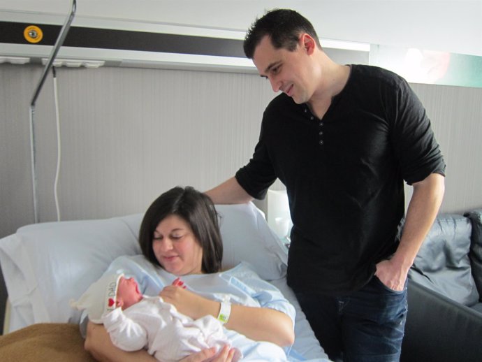 Elisa, el primer bebé de 2016 con sus padres Pilar y Alejandro