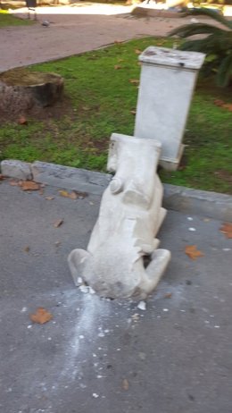Imagen de la estatua destrozada