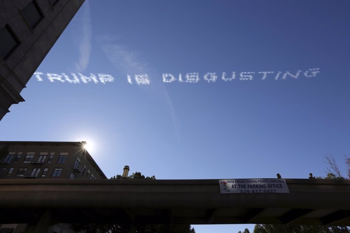 Escrito en el cielo sobre Donald Trump: "Trump es repugnante" 
