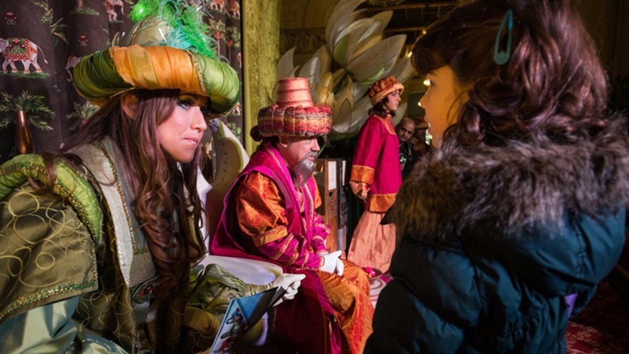 Una imagen de niños dando sus cartas a la Paje Estel y el Paje Gregori