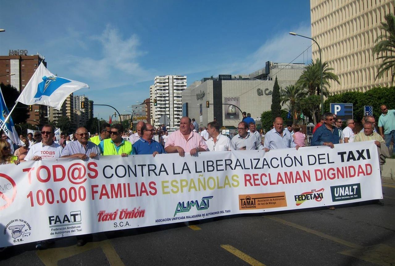 Taxistas se manifiestan en Málaga contra la liberalización del sector