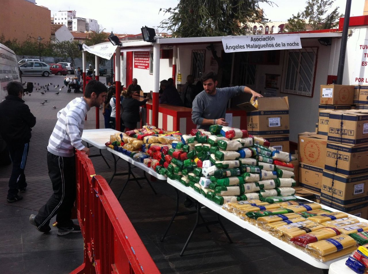Entrega comida Los Ángeles Malagueños de la Noche