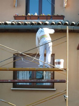 Albañil en una obra de construcción