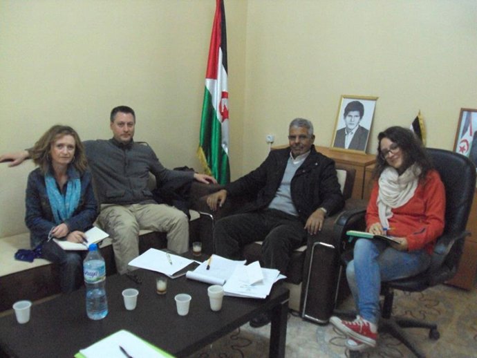 El ministro Lamin Deddi y cooperantes de salud bucodental