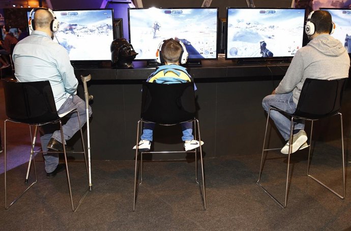 Videojuegos, consolas, realidad virtual, niño jugando