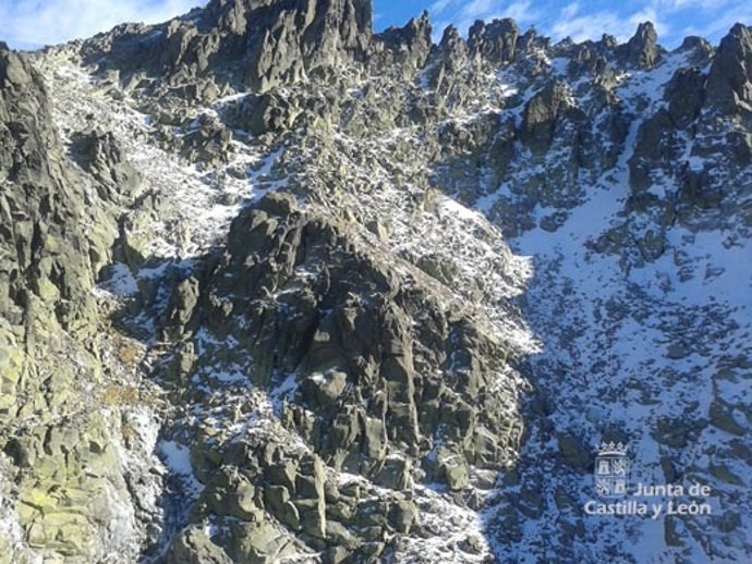 Momento del rescate del montañero fallecido en Gredos