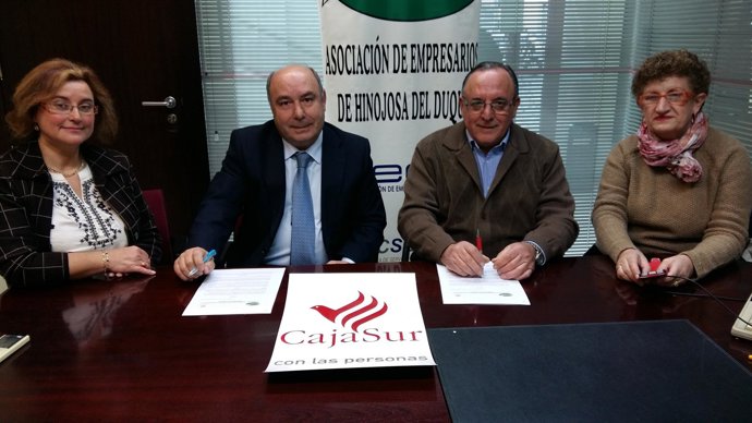 CajaSur y empresarios de Hinojosa del Duque firman convenio de colaboración