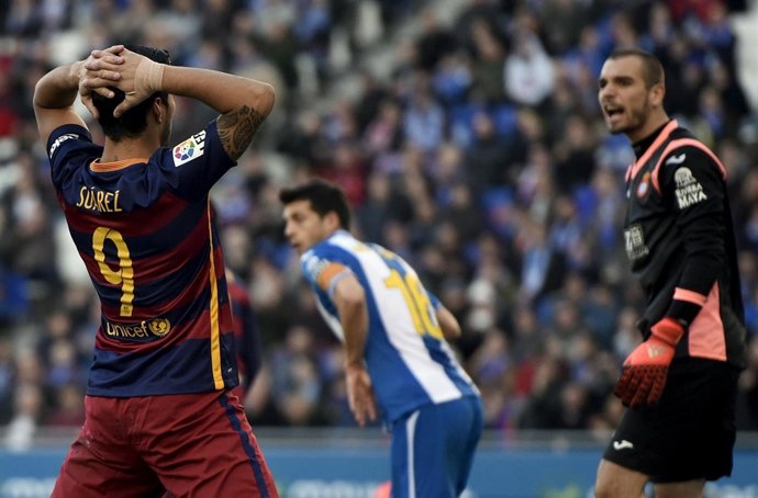 Luis Suárez lamenta una ocasión perdida en Cornellà