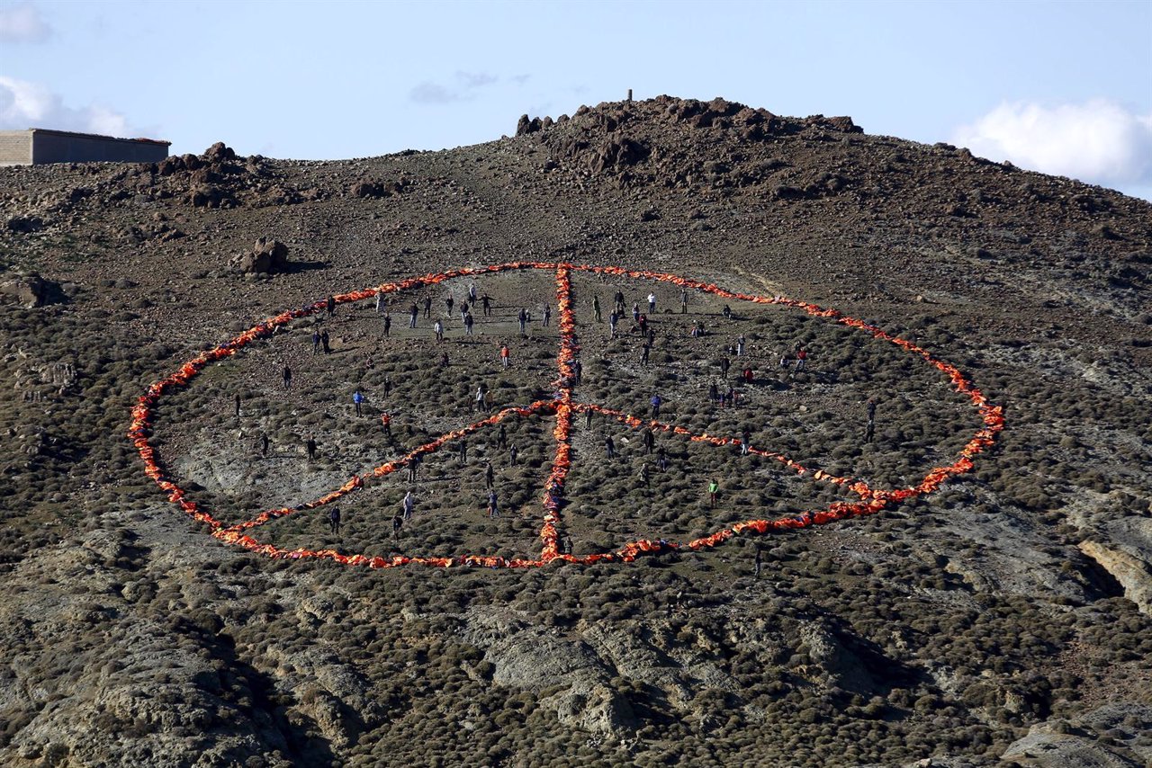 Voluntarios de ONGs forman el símbolo de la paz con 2500 chalecos en Lesbos