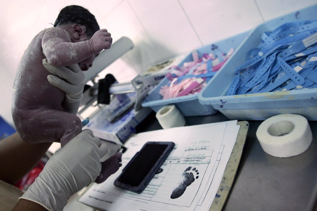 A nurse registers the footprints of a baby after his birth at Hospital Escuela i