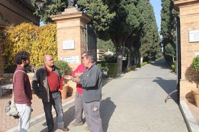 El concejal de Participa Sevilla Julián Moreno ante cementerio de San Fernando