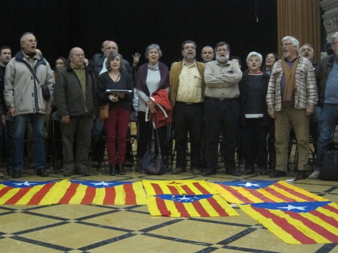Miembros de la ANC cantando 'Els Segadors'