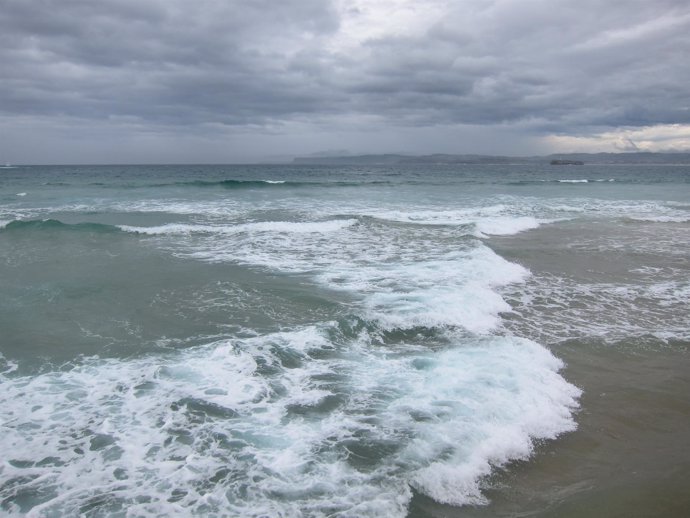 Oleaje y cielo nuboso en Santander