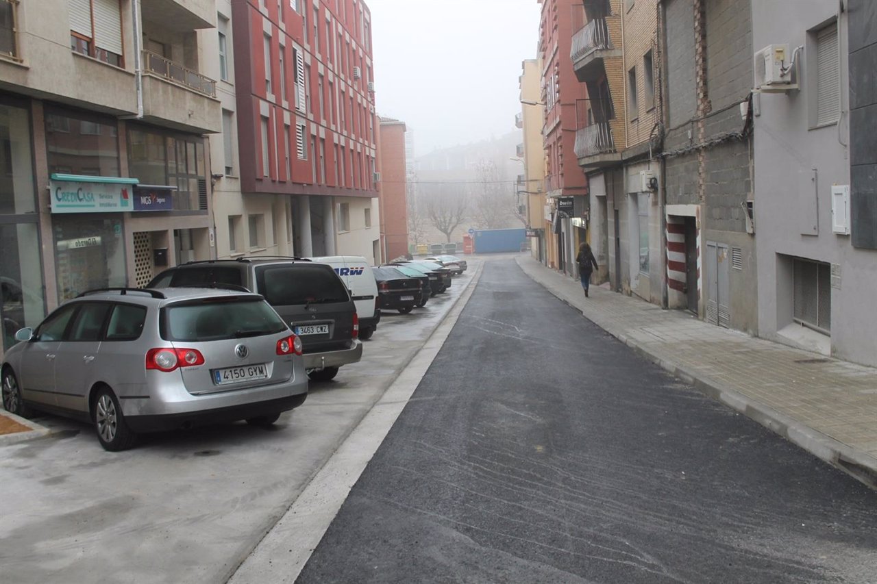 Finalizadas las obras de remodelación de la calle Estudios de Monzón (Huesca).