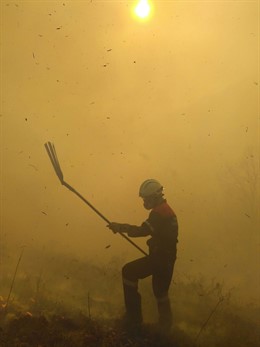 Bombero en la extinción de un incendio.