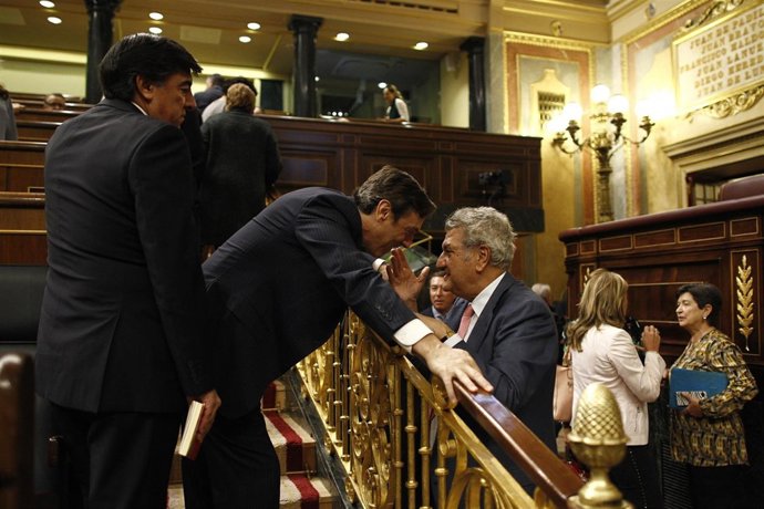 Rafael Hernando hablando con Jesús Posada